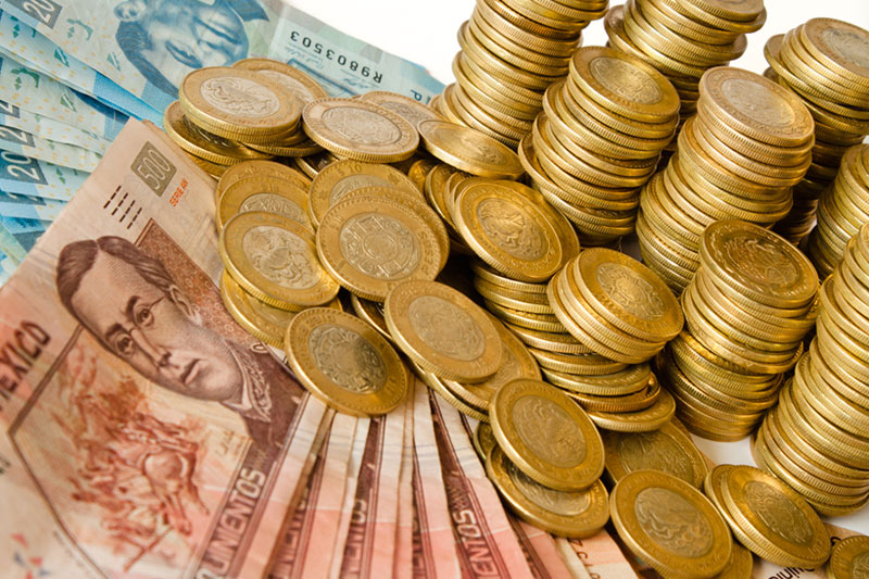 Peso mexicano rumbo a anotar ganancia semanal tras decisión de Banxico